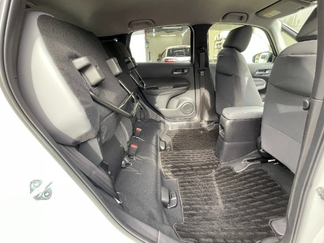 座面を跳ね上げると高さのあるものも積むことができます。