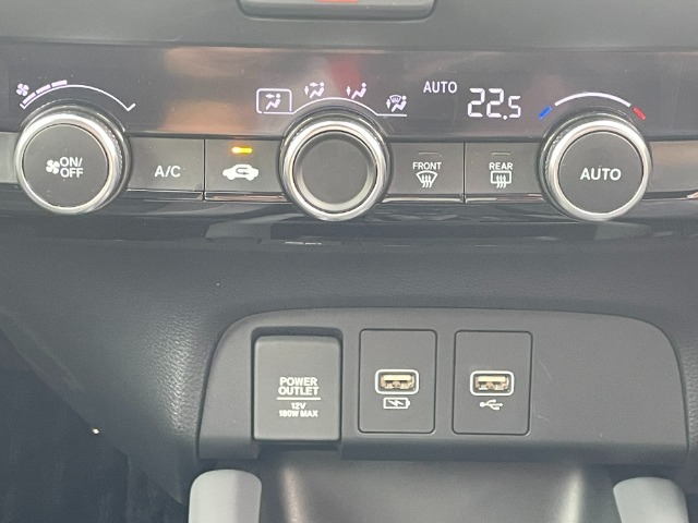 エアコンスイッチ下にUSBソケットがついています。