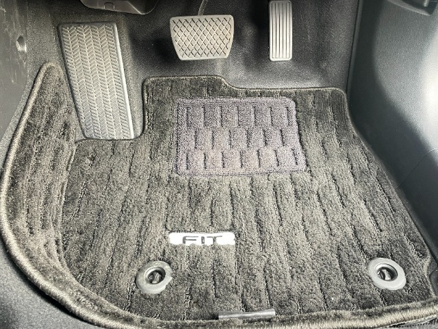 フィット専用のフロアマットがついています。