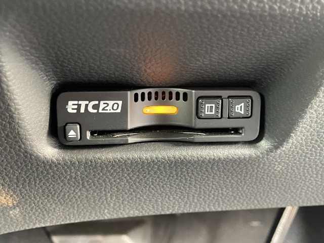 運転席左下にETCがついています。