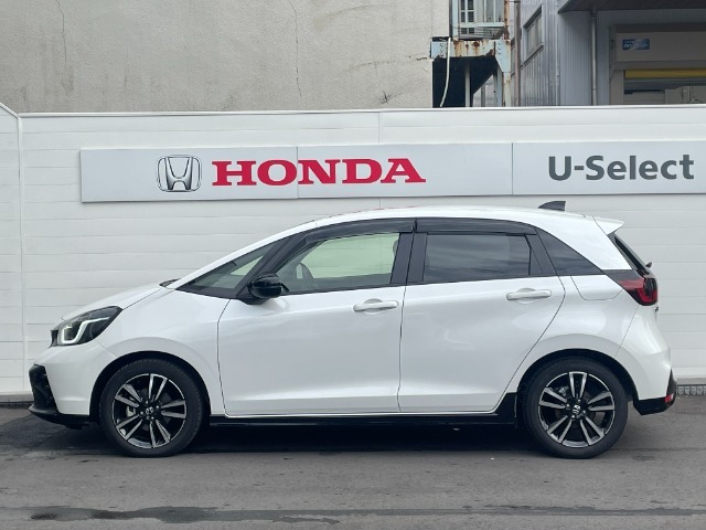 リアガラスはプライバシーガラスになっています。