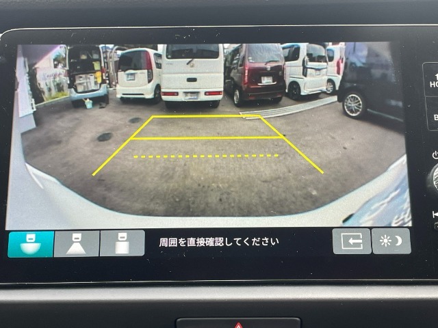車庫入れ時に安心のバックカメラがついています。