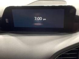 【マツダコネクト】車内の雰囲気にマッチした一体型タイプのディスプレイ。各種車輌設定やBluetooth再生等、様々な機能が楽しめます。専用SDカードのご購入で、ナビ機能も使用出来ます。