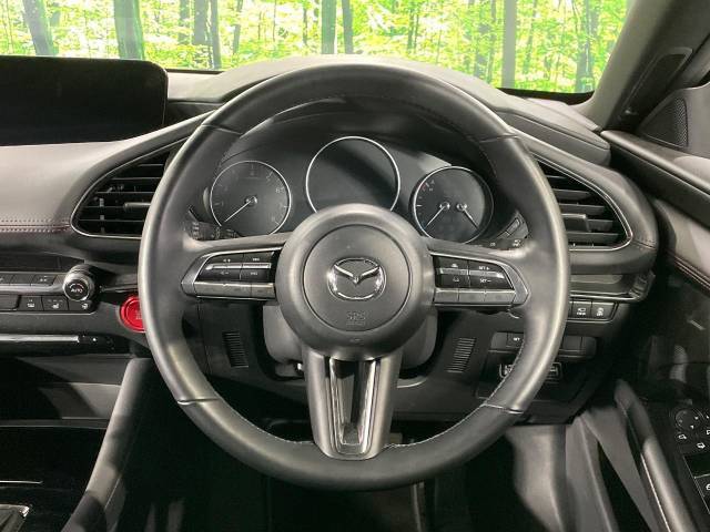 【純正革巻きステアリング】上質な革を使用することで、手にしっかり馴染みとても運転しやすいハンドルです♪