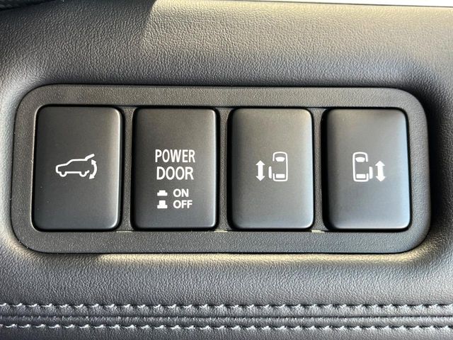 【両側パワースライドドア】スマートキーや運転席のスイッチで後席両側スライドドアの開閉が可能♪電動だから力を入れてドアを開ける必要が無く、小さなお子様でも簡単に開け閉めでき快適です♪
