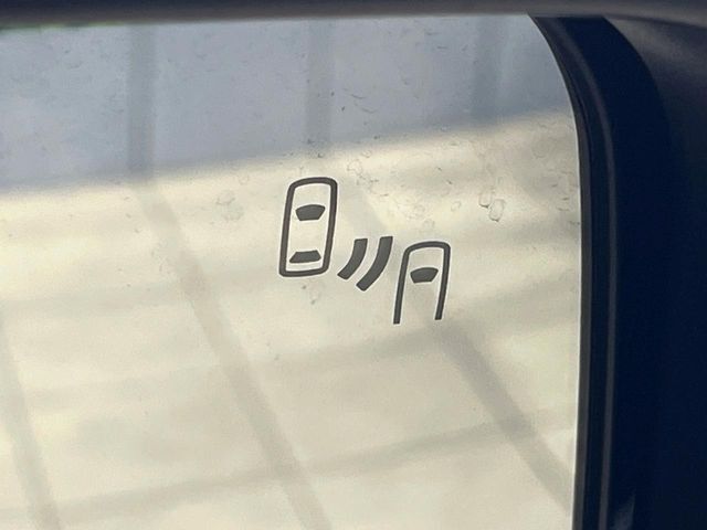 【ブラインドスポットワーニング】走行中、ドアミラーの死角になりやすい箇所に後続車が接近するとサイドミラー付近に警告を表示、ドライバーに注意喚起をしてくれます。