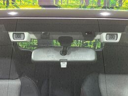 【アイサイトVer3】前方の車両等を検知し、衝突しそうな時は警報で注意を促し、ブレーキを踏む力をサポート。ブレーキを踏めなかった場合は衝突被害軽減ブレーキが作動、衝突回避をサポートします。