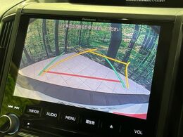【バックカメラ】駐車時に後方がリアルタイム映像で確認できます。大型商業施設や立体駐車場での駐車時や、夜間のバック時に大活躍！運転スキルに関わらず、今や必須となった装備のひとつです！