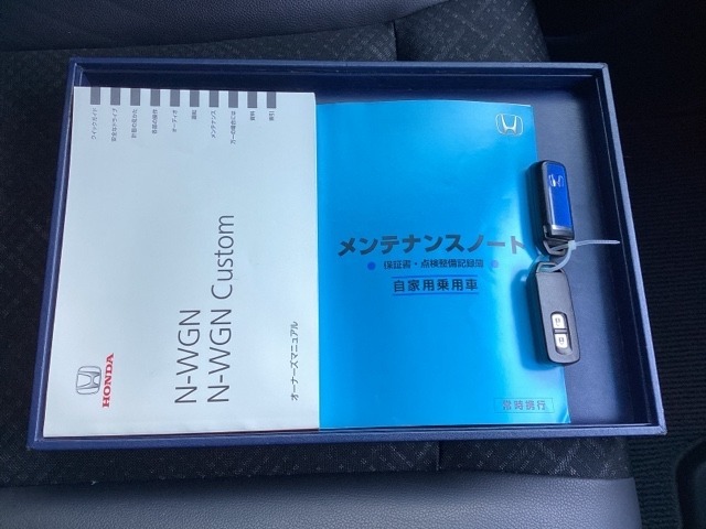 メンテナンスノート【点検整備記録簿・保証書】、取説も揃ってます。スマートキーはバッグなどにしまったままボタン操作でエンジンの始動・停止ができて大変便利です。