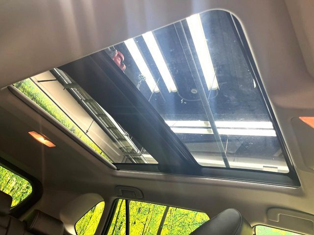 【サンルーフ】開放感たっぷりの希少装備、サンルーフが装着されています！車内に明かりを取り入れたり景色を楽しむ以外にも、車内の空気も簡単に換気できて快適です！