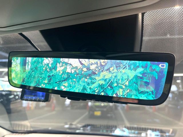 【デジタルインナーミラー】後席の大きな荷物や同乗者で後方が確認しづらい時でも安心！カメラが撮影した車両後方の映像をルームミラー内に表示。クリアな視界で状況の確認が可能です！