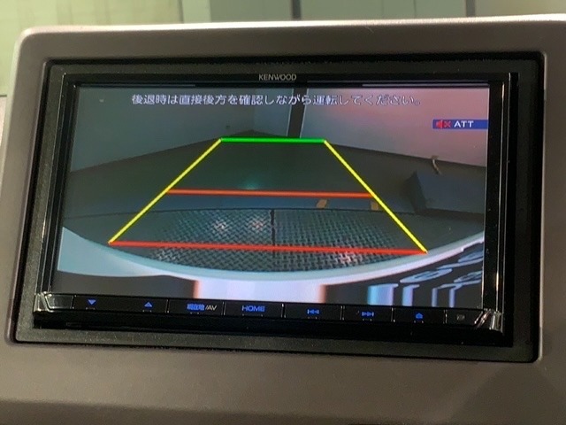 リバースギアに入れるだけで後方の表示へ切り替わります。夜間や雨の日の駐車も楽になりますよ。