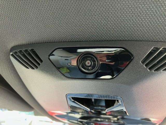 【オプション＝Mパッケージ】運転席・助手席の中間上部には360°タイプのインテリアカメラが採用されております。メインモニターにてご確認いただけます。
