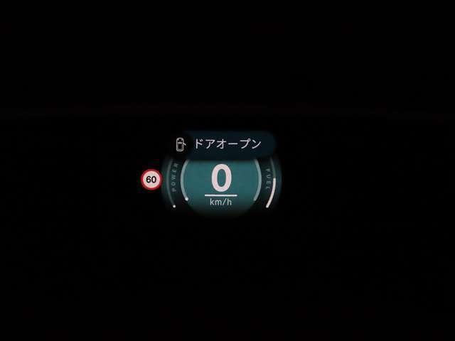 ヘッドアップディスプレイは視認性が非常に良く、運転時の視線を逸らさず様々な情報の確認が行えます。