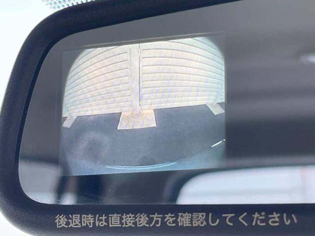 【バックカメラ】駐車時に後方がリアルタイム映像で確認できます。大型商業施設や立体駐車場での駐車時や、夜間のバック時に大活躍！運転スキルに関わらず、今や必須となった装備のひとつです！