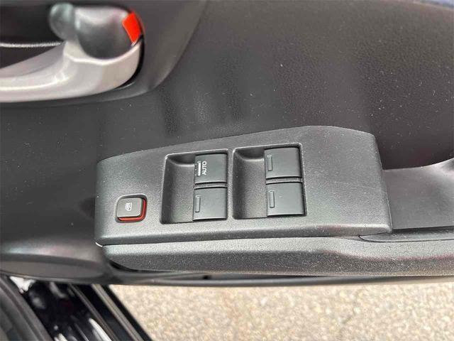 パワーウィンドウのスイッチですよ。運転席に居ながら窓を開け閉めのコントロールできますよ。