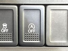 【アイドリングストップ】赤信号や渋滞で停車した際にエンジンを停止し、無駄な燃料の消費を抑えます。燃費向上や環境保護につなげる機能♪エンジンはブレーキを離せば再始動します。