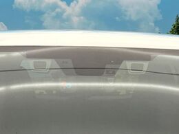 【アイサイトVer3】前方の車両等を検知し、衝突しそうな時は警報で注意を促し、ブレーキを踏む力をサポート。ブレーキを踏めなかった場合は衝突被害軽減ブレーキが作動、衝突回避をサポートします。