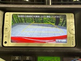 【バックカメラ】駐車時に後方がリアルタイム映像で確認できます。大型商業施設や立体駐車場での駐車時や、夜間のバック時に大活躍！運転スキルに関わらず、今や必須となった装備のひとつです！