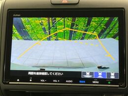 【バックカメラ】駐車時に後方がリアルタイム映像で確認できます。大型商業施設や立体駐車場での駐車時や、夜間のバック時に大活躍！運転スキルに関わらず、今や必須となった装備のひとつです！