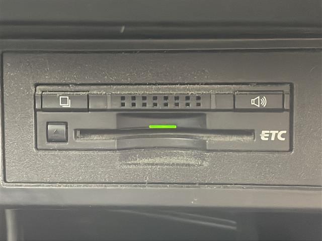 【ETC】有料道路を利用する際に料金所で停止することなく通過できる、ETC車載器（ノンストップ自動料金収受システム機器）が装備されています。セットアップを行うことで利用可能になります。