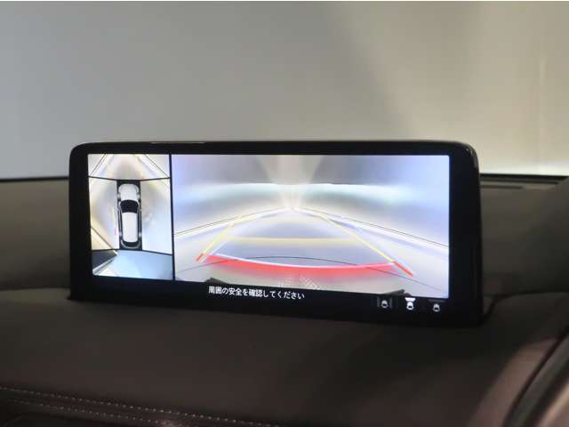 オプション装着の360°ビューモニターでは、両サイドとフロント、バックカメラの合成で、あたかも上空から見下ろした様に周囲を確認して頂けます。駐車場だけでなく、T字路等でも活躍のアイテムです。