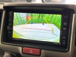 【バックカメラ】駐車時に後方がリアルタイム映像で確認できます。大型商業施設や立体駐車場での駐車時や、夜間のバック時に大活躍！運転スキルに関わらず、今や必須となった装備のひとつです！