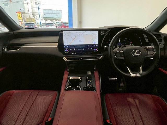 コックピット。車内もキレイで嫌な臭いもありません！ご納車後の臭いが付きにくくなる「空気触媒コーティング」もあります。