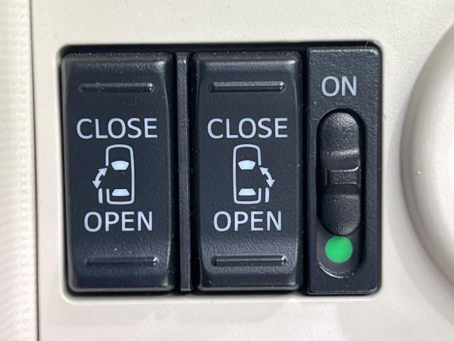 【両側パワースライドドア】スマートキーや運転席のスイッチで後席両側スライドドアの開閉が可能♪電動だから力を入れてドアを開ける必要が無く、小さなお子様でも簡単に開け閉めでき快適です♪