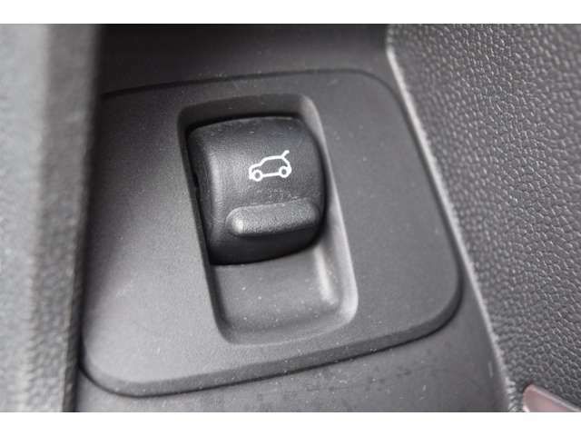 運転席にも電動リアゲートのボタンがあるので楽ですね！