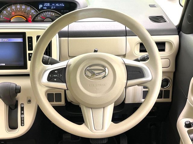 インテリアに合わせたデザインのステアリングは、運転される方のことも考え、運転しやすい形状、大きさです。是非一度、実際に触ってお確かめください。