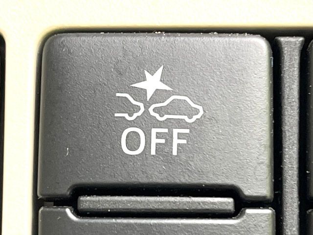 【スマートアシスト】走行中に前方の車両等を認識し、衝突しそうな時は警報とブレーキで衝突回避と被害軽減をアシスト。より安全にドライブをお楽しみいただけます。