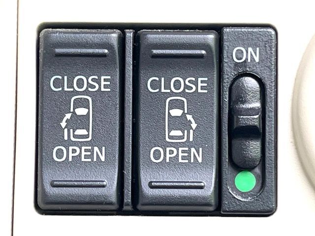 【両側パワースライドドア】スマートキーや運転席のスイッチで後席両側スライドドアの開閉が可能♪電動だから力を入れてドアを開ける必要が無く、小さなお子様でも簡単に開け閉めでき快適です♪