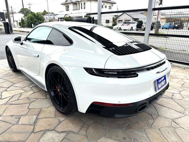 当店スーパーカーやオープンカー専用の屋根付き展示場有りますので、雨でも安心してご来店ください！