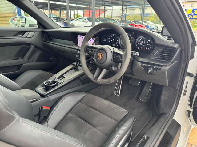 ブラックを基調としたスポーティーなインテリアです。