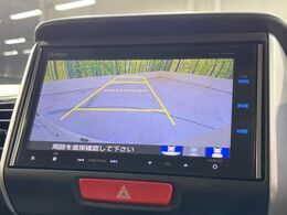 【バックカメラ】駐車時に後方がリアルタイム映像で確認できます。大型商業施設や立体駐車場での駐車時や、夜間のバック時に大活躍！運転スキルに関わらず、今や必須となった装備のひとつです！