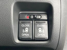 【両側パワースライドドア】スマートキーや運転席のスイッチで後席両側スライドドアの開閉が可能♪電動だから力を入れてドアを開ける必要が無く、小さなお子様でも簡単に開け閉めでき快適です♪