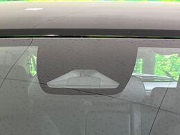 【ホンダセンシング】走行中に前方の車両等を認識し、衝突しそうな時は警報とブレーキで衝突回避と被害軽減をアシスト。より安全にドライブをお楽しみいただけます。