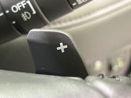 【パドルシフト】ハンドルから手を離さずに素早くシフトアップ＆ダウンができるので、エンジンブレーキを使う下り坂や高速道路の合流で加速したい場面で役立ちます。