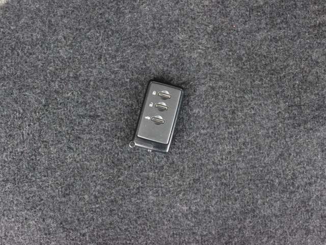 【スマートキー】カバンやポケットに入れたままでもドアの施錠・解錠が可能なスマートキーを装備。エンジンのオン・オフ時もカギを取り出す必要が無いからとっても便利です♪