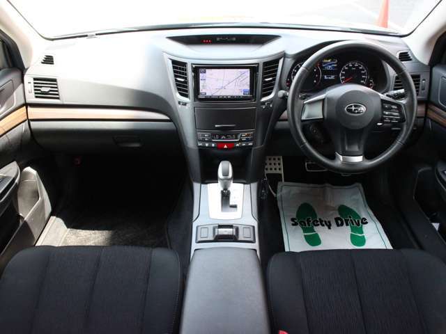 スッキリとしたアウトバックらしいデザインのダッシュ回り！フロントビューの視認性もよく運転しやすいと思います★