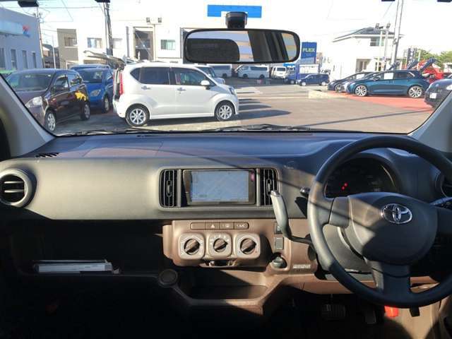 シンプルながら機能性あふれる運転席廻りです。視界性もよく、運転しやすいですよ。