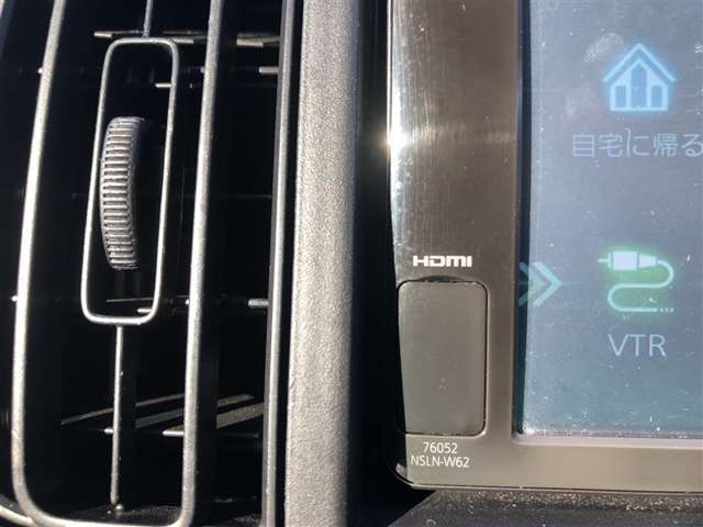 スマホ等と【HDMIケーブル】で接続してナビにスマホの画像を（ミラーリング）表示できます。「YouTube」の動画やゲーム等を楽しむことができます。スマホの機種によりアプリが必要な事があります。