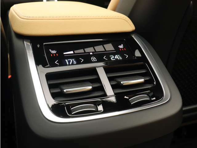 4ゾーン・フルオートマチック・エアコンディショナーにより、前両席および後席左右でそれぞれ個別に温度設定することができます。シートヒーターはフロントシートだけでなくリアシートにも装備されています。