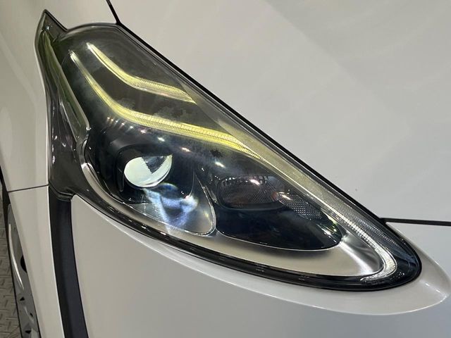 【LEDヘッドライト】悪天候や夜間走行時も良好な視界を確保し安心して運転できる高輝度LEDヘッドライトを装備！点灯速度が早く、消費電力も抑えられています。