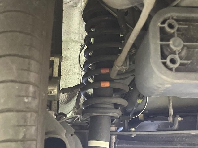お車を安心してお乗りいただく為には、足回りの定期点検が欠かせません。サービスサポート（有償保証）では無料点検もご提供しており、安心のカーライフをお過ごしいただけるサポート体制が整っています。