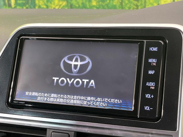 【純正ナビ】人気の純正ナビを装備しております。ナビの使いやすさはもちろん、オーディオ機能も充実！キャンプや旅行はもちろん、通勤や買い物など普段のドライブも楽しくなるはず♪