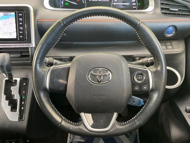 【純正革巻きステアリング】上質な革を使用することで、手にしっかり馴染みとても運転しやすいハンドルです♪