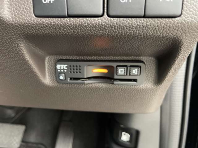 【ETC】有料道路を利用する際に料金所で停止することなく通過できる、ETC車載器（ノンストップ自動料金収受システム機器）が装備されています。セットアップを行うことで利用可能になります。