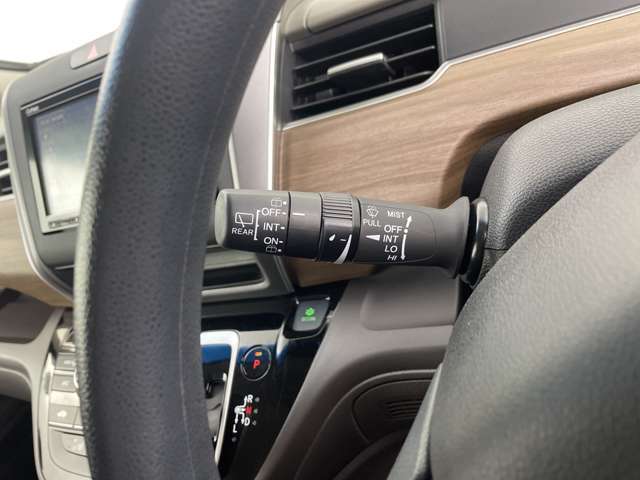 【運転席操作部】『運転席周辺の装備』の画像になります。快適なドライブを楽しむための機能が装備されています！運転席から触れるので使いやすいです！